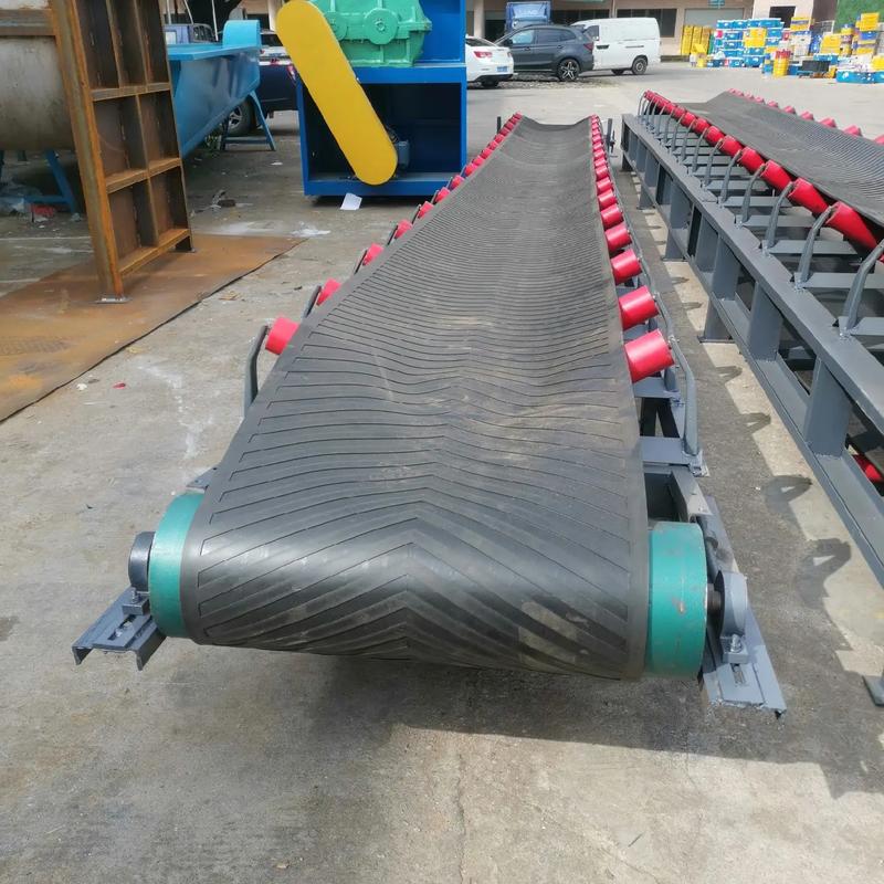 工业输送设备概览 从沙土到重型物料的高效输送解决方案